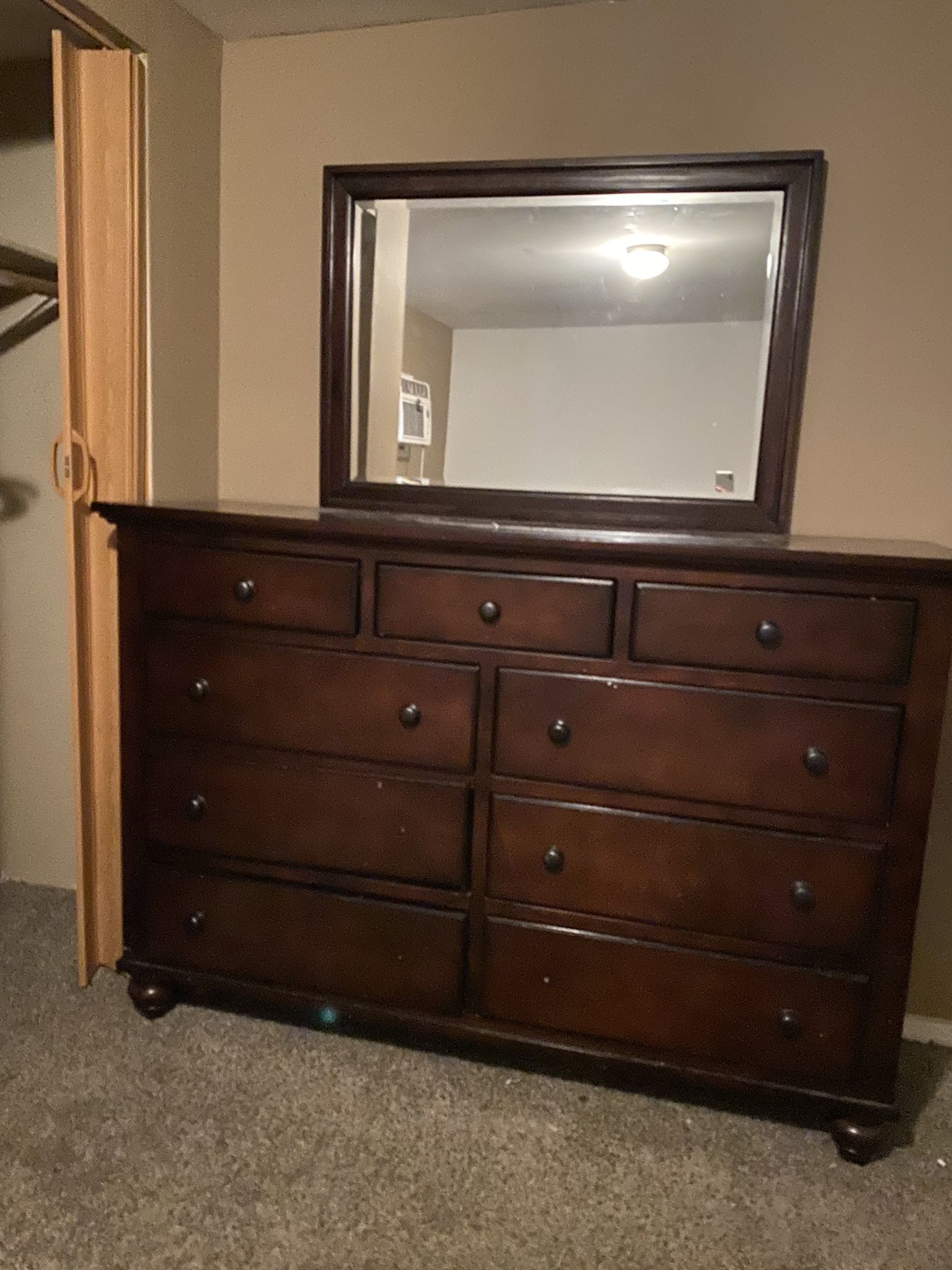 Dresser w/mirror 