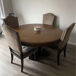 Round Table / Chairs 