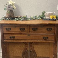 Beautiful Oak Buffet/sideboard/entry Way Cabinet🌼🌼