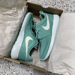 New Women’s Nike Roshe Run Sz. 5.5