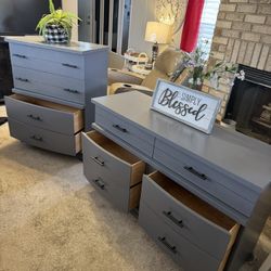 ✨✨BEAUTIFUL GRAY SOLID WOOD OLDER DRESSER SET IN GREAT CONDITION ✨✨