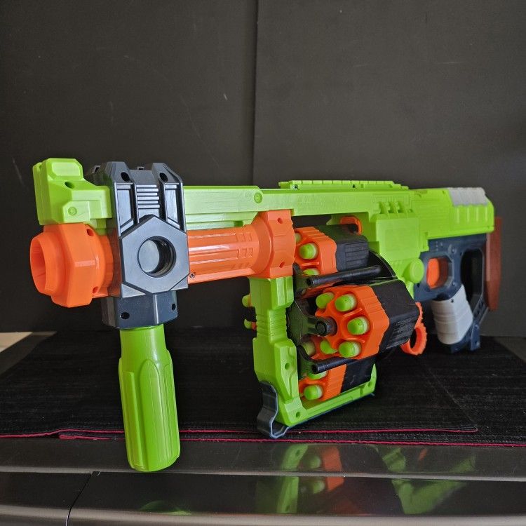 NERF Gun, BRAND NEW Blaster & NEW Bullets (darts) ‘Zombie Strike Doominator’