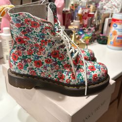 Women's Dr.Martens Size 6y