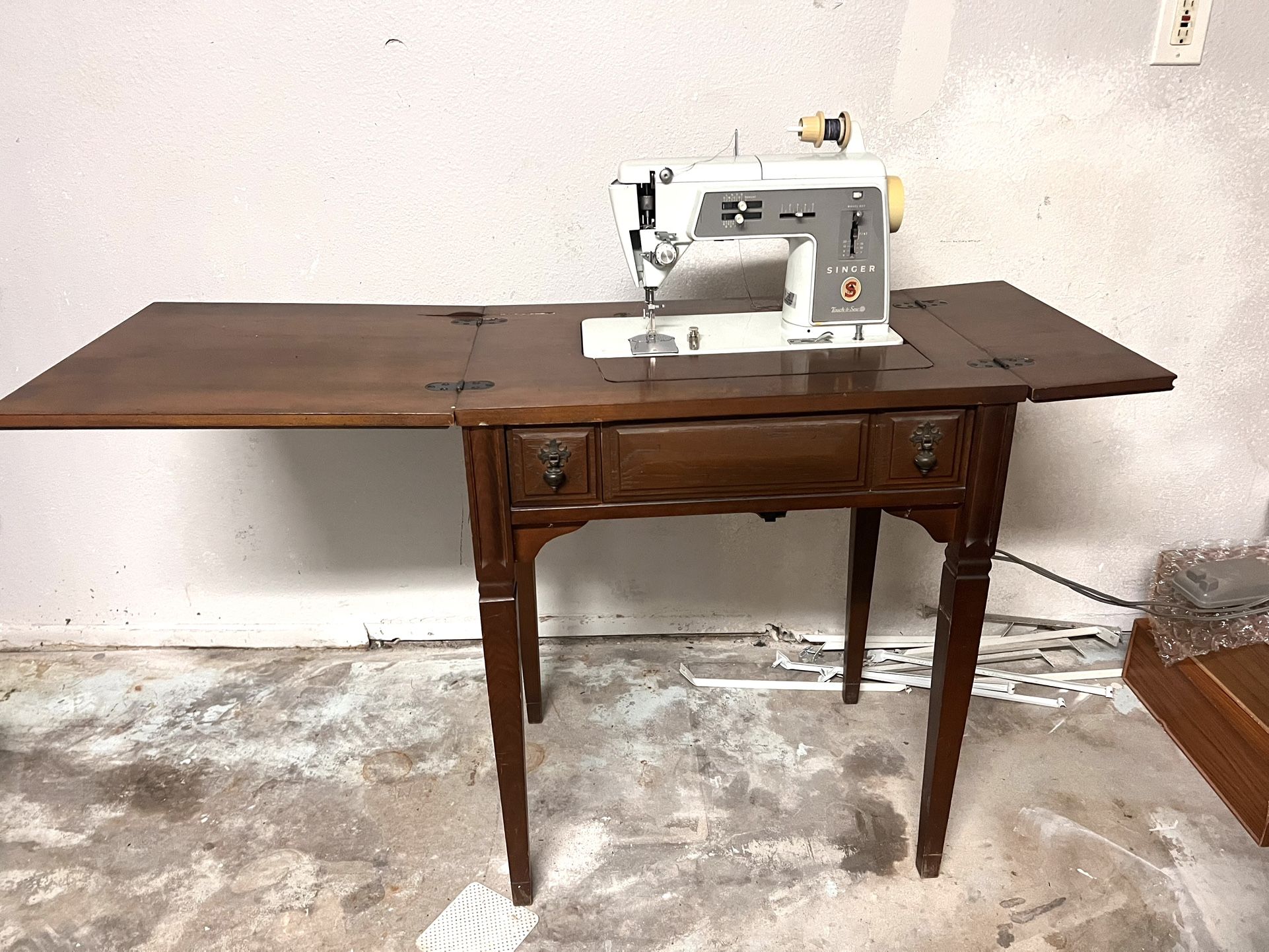 Antique 1969 SINGER TOUCH AND SEW MODEL ZIG-ZAG SEWING MACHINE & CABINET