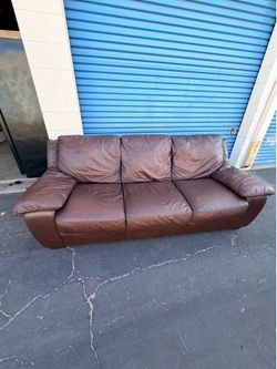 Italian leather sofa 🛋️ used but in good conditions