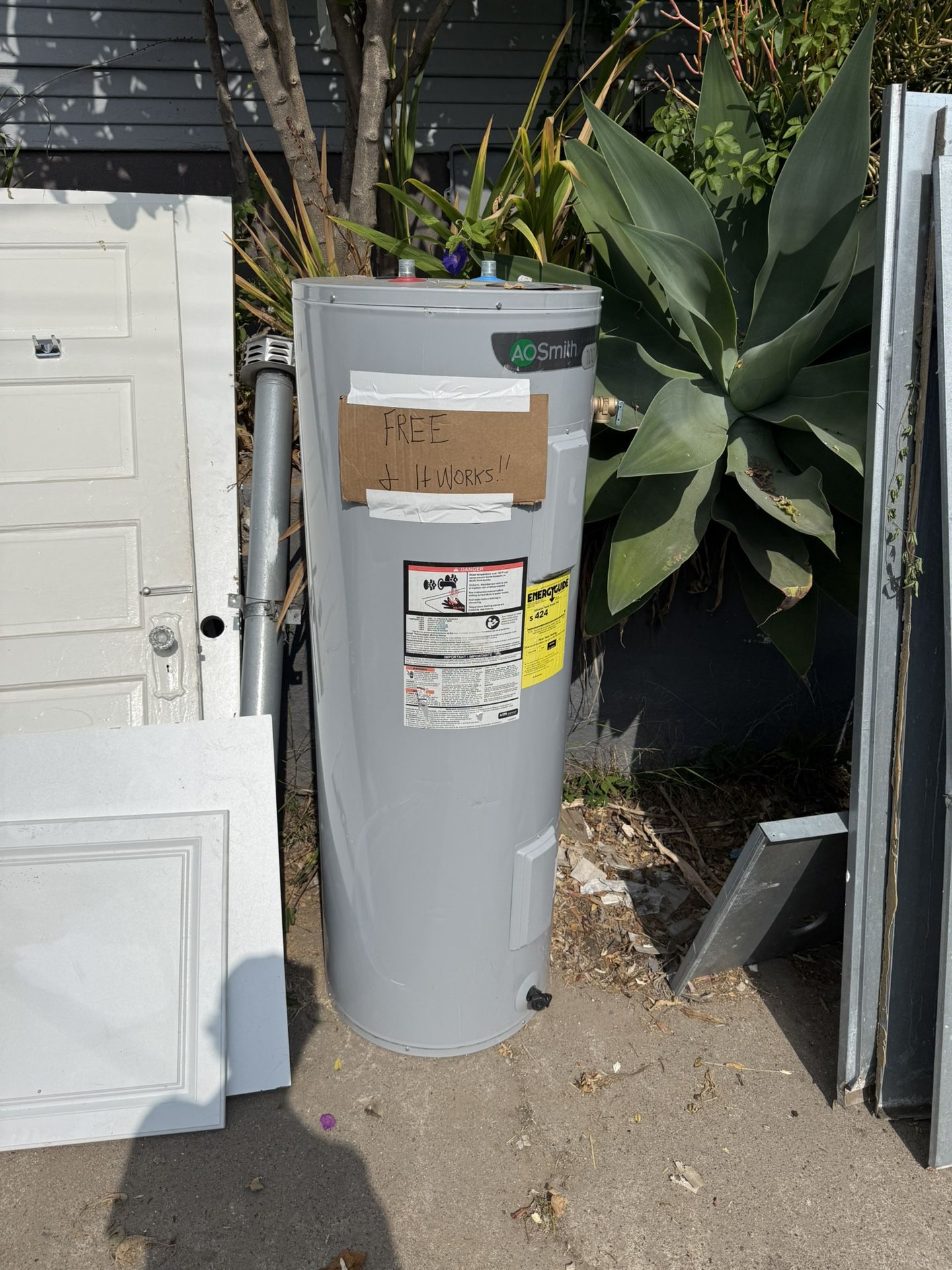 Electric Water Heater (working)