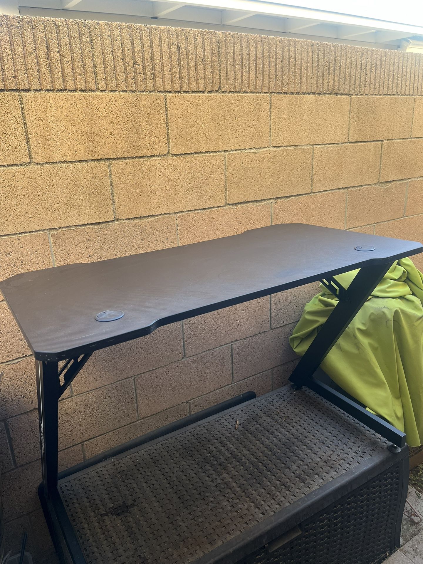 Desktop table