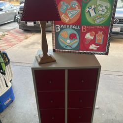 Cajonera,Lámpara y cuadro