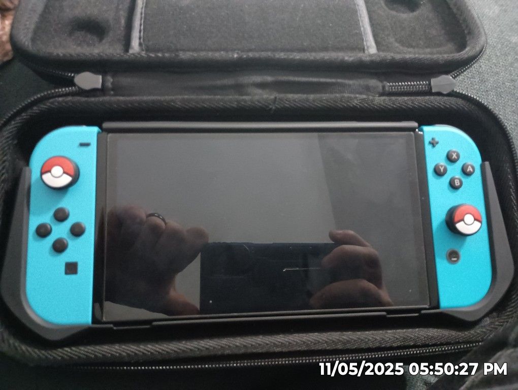 Like new Nintendo switch OLED no dock or official charger. Includes Travel Case, Grip, 256 MICROSD And Super Mario rpg.