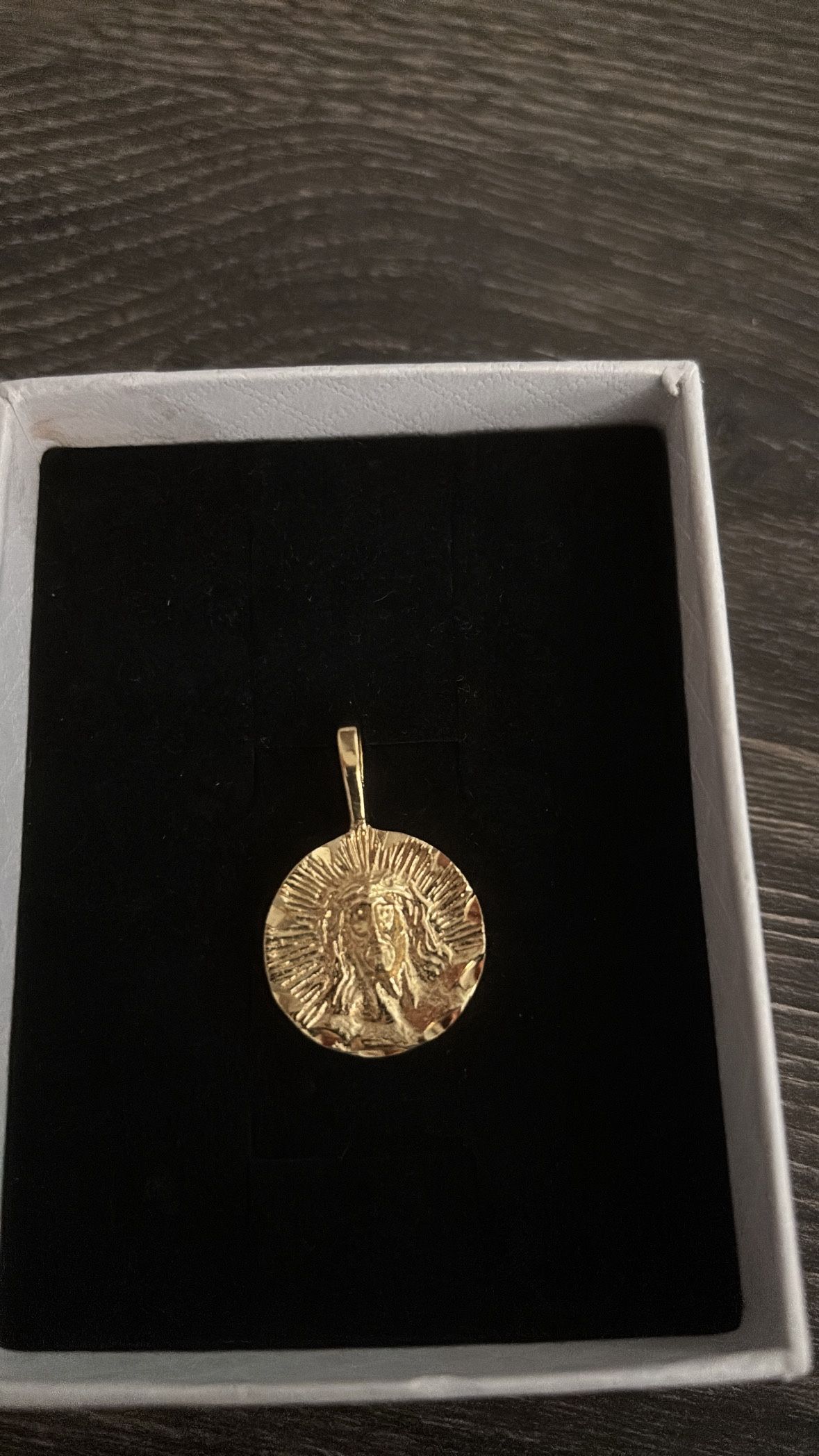 24inch Gold (FILLED) Figaro Chain/w Jesus Pendant