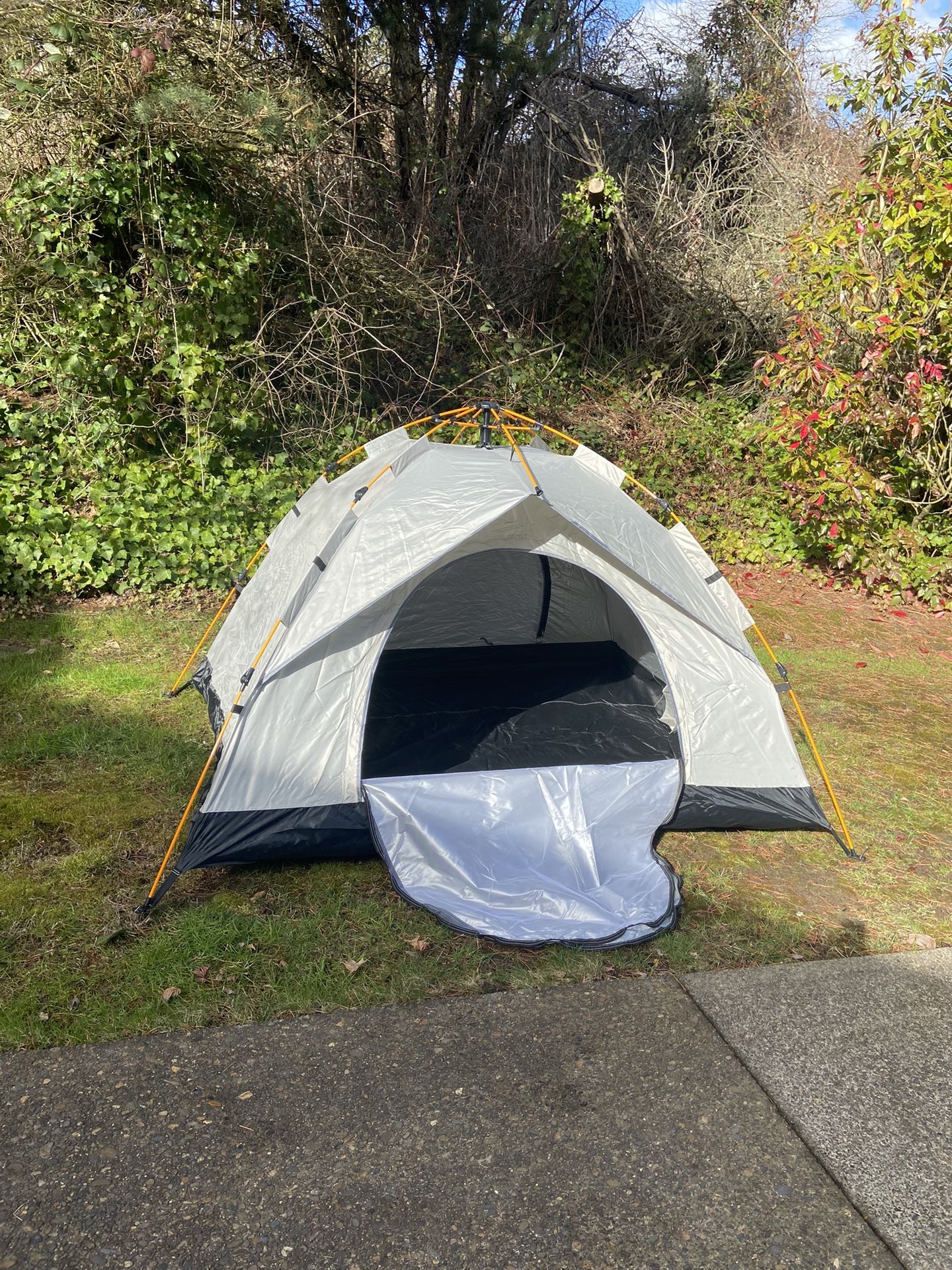 Tent for 3-4 people. Waterproof and Windproof!