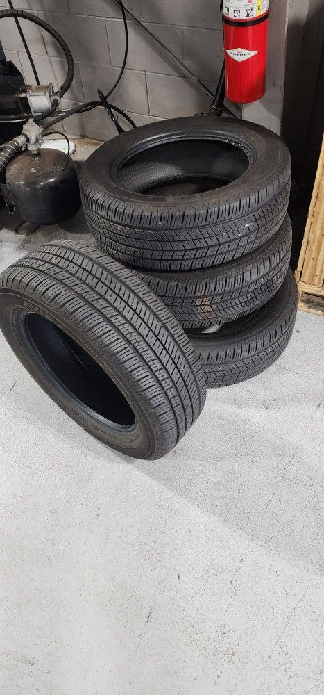 4 Tires Like New! 205/60/R16 Yokohama Avid Ascend GT