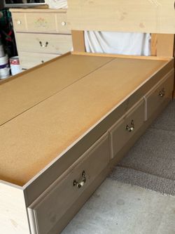 Twin trundle bed with drawer