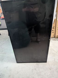 2018 LG TV not smart without a roku. No remote no  stand good tv