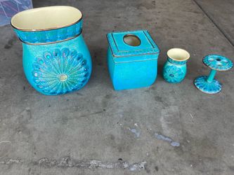 Bathroom accessories set