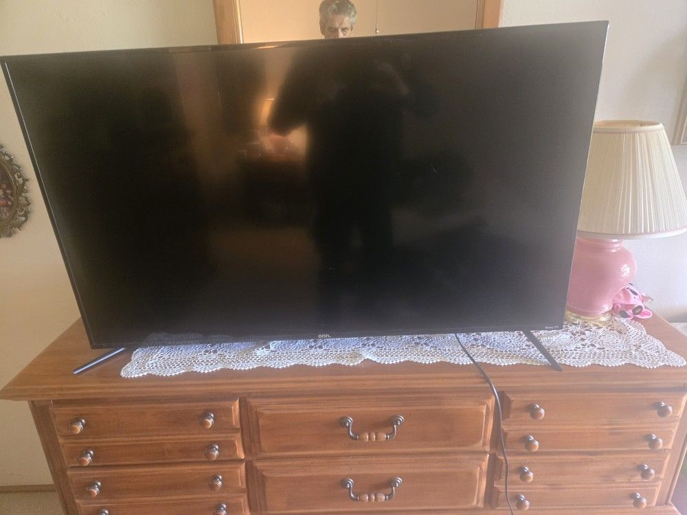 4month Old 50 Inch Tv Roku Smart