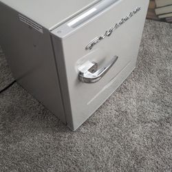 Frigidaire EFR176 Retro Compact Fridge with Chiller Mini Refrigerator with Built-in Bottle Opener for Office, Bedroom, Dorm Room or Cabin, 1.6 cu Ft