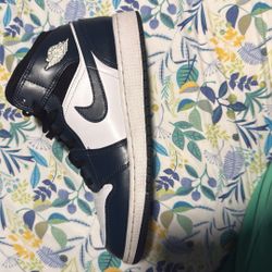 Jordan 1 Mid Navy 