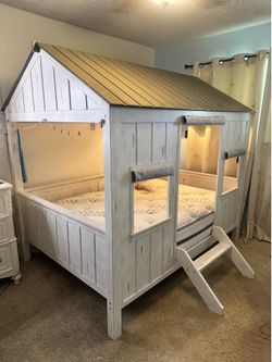 Full size cottage style bed