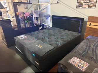 Stunning bedroom set! Easy financing! 😍❤️💪