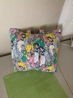 Kids pillows holds books