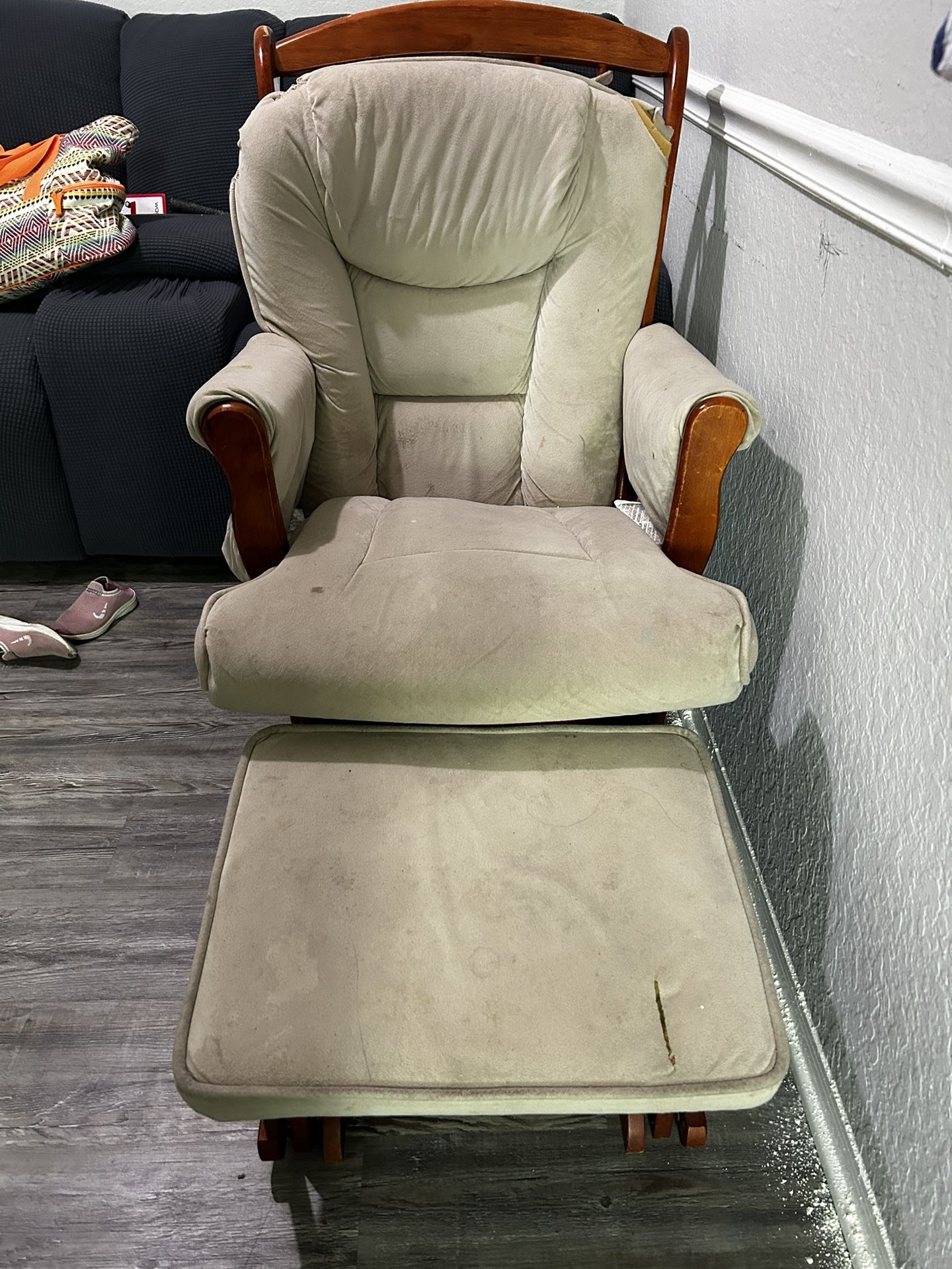Cushion chair and Leg Room