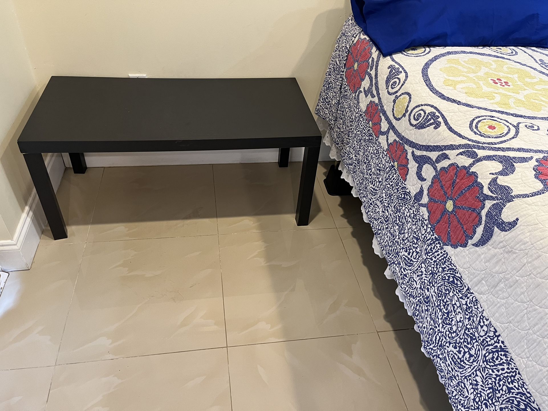 Coffe Or Center Table 58” By 18 In Good Condition