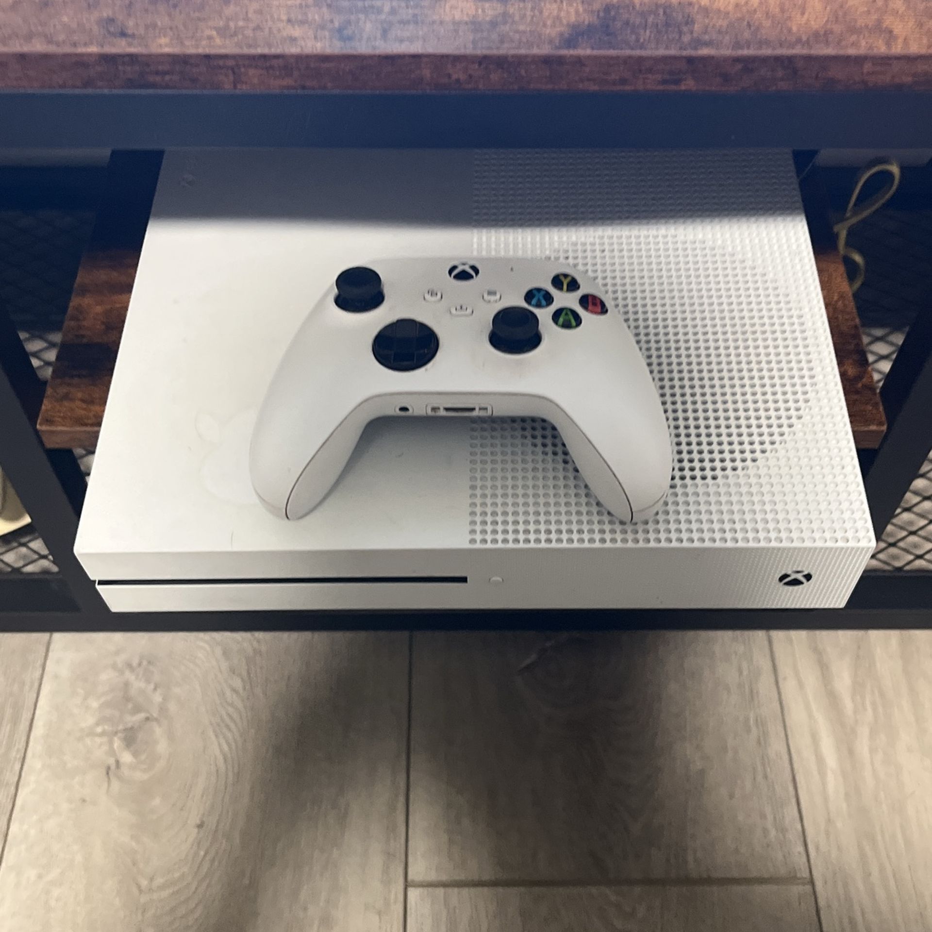 1TB Xbox One S Only A Couple Weeks Used)