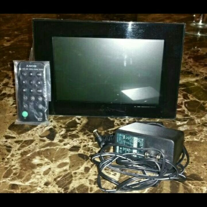 Sony digital photo frame with remote control