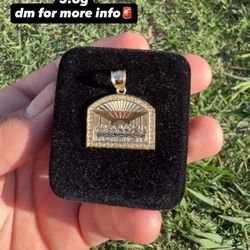 10K gold last supper pendant 