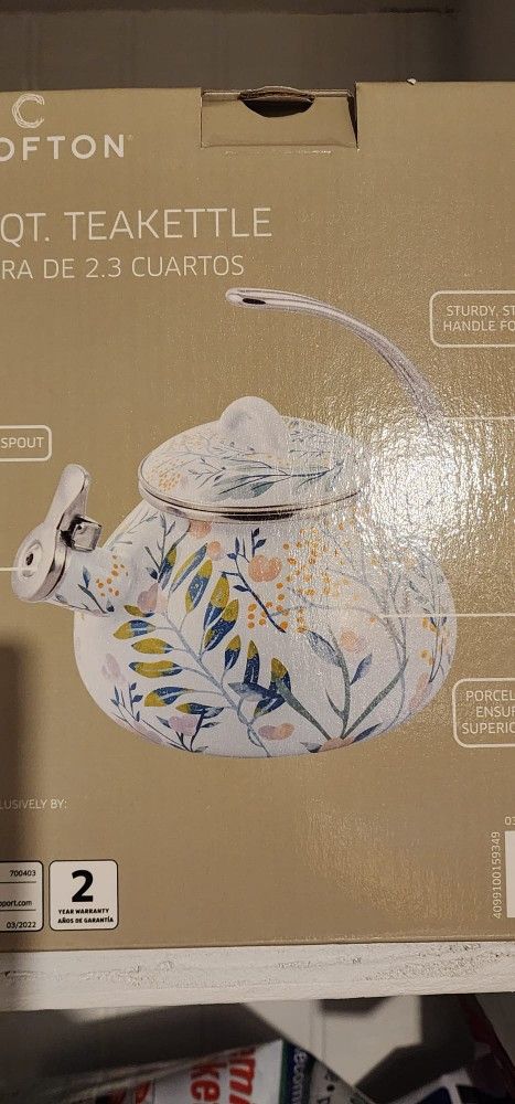 Unused Crofton 4.QT Tea Kettle