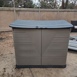 Storage She’d Rubbermaid