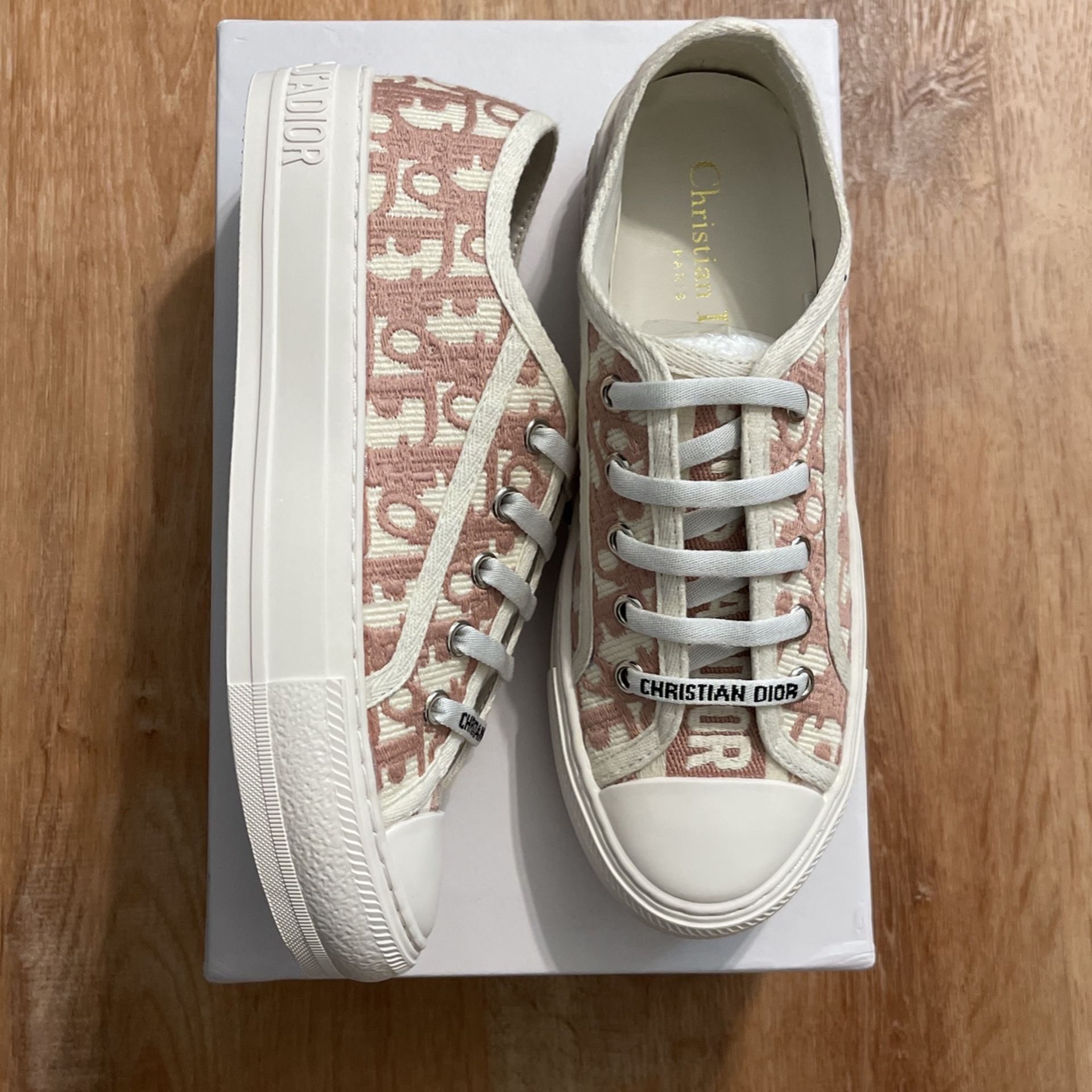 New Only $240 Dior Oblique Embroidered Size 7 women’s