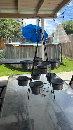 Tin bucket stand