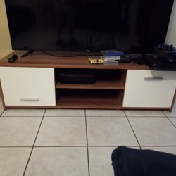 Tv Stand With Lots Of Storage Space