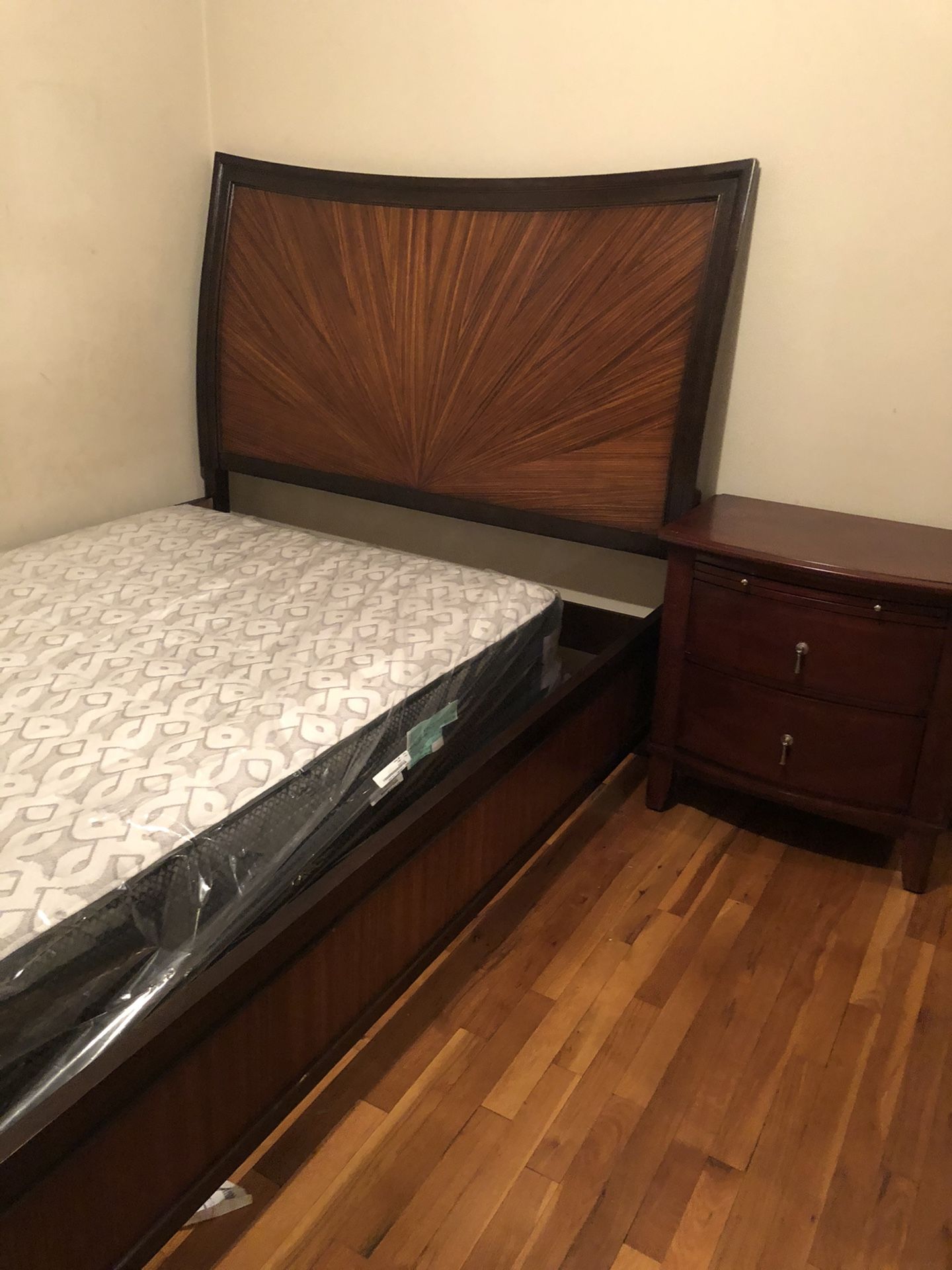 Queen size bedroom set in solid wood includes -Bed frame-1 nightstand-Mattress NOT included