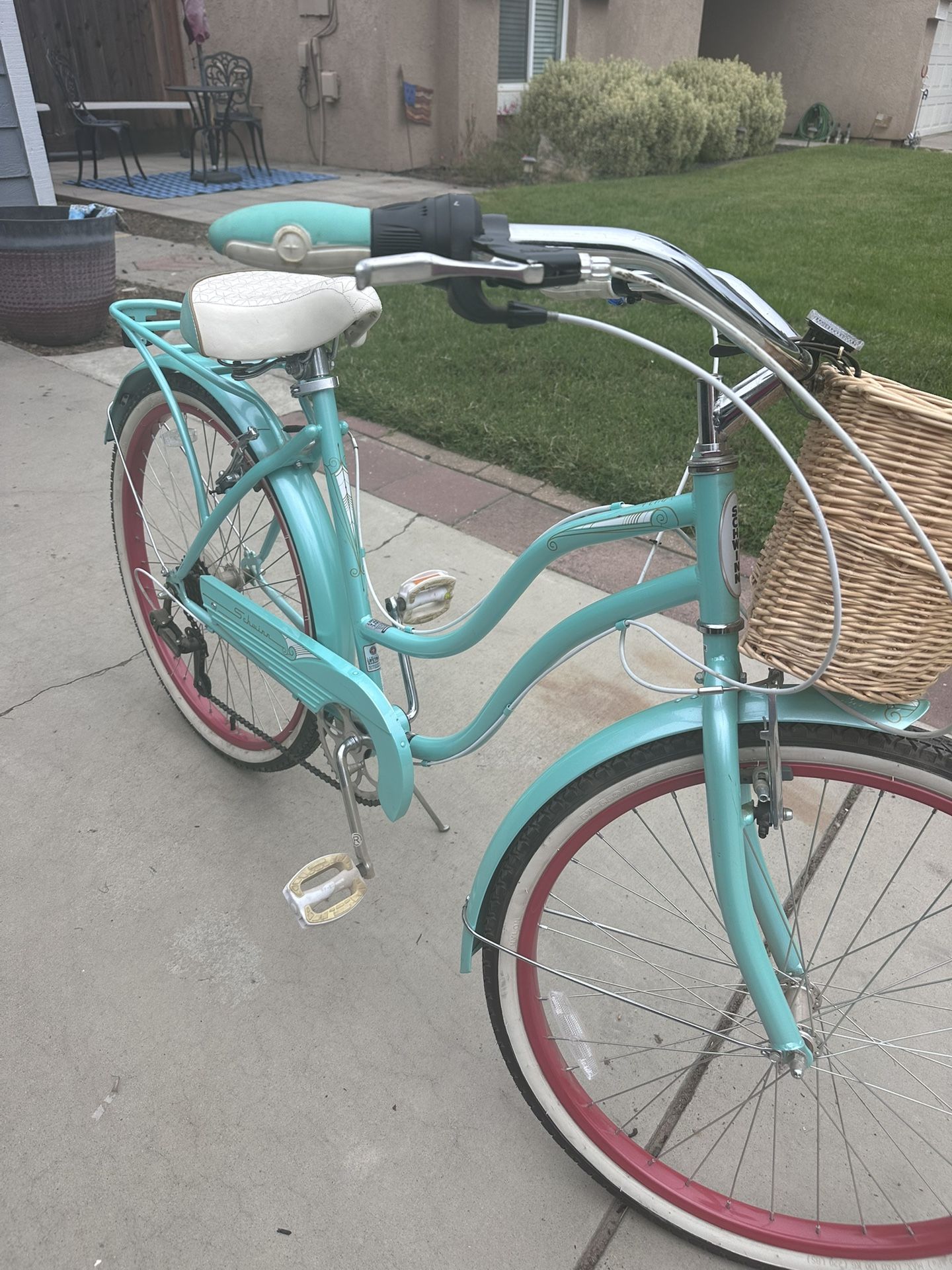 26” Schwinn Perla Cruiser Bike.