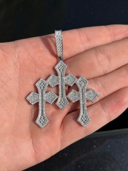 Cross pendent moissanite