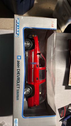 Welly 2001 Chevrolet Suburban 1:18 Die-Cast Model