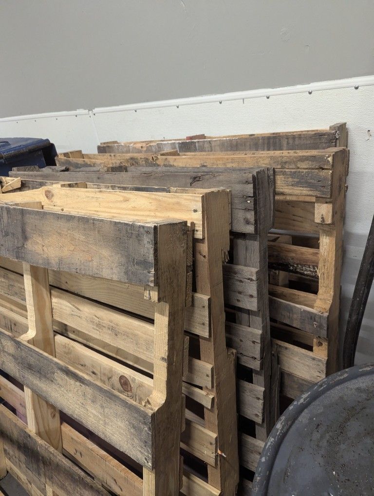 FREE PALLETS - MUST HAVE TRUCK