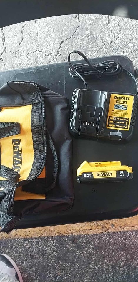 Dewalt Bag With Battery And Charger 