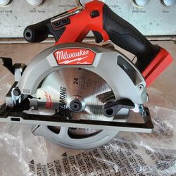 Milwaukee
M18 FUEL 18V Lithium-Ion Brushless Cordless 6-1/2 in. Circular Saw (Tool-Only)