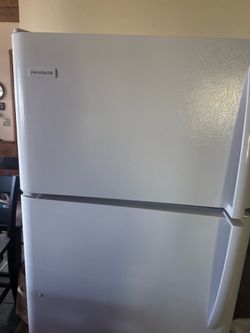 Frigidaire 18.1 Cu. Ft. Top Freezer Refrigerator – Model FFTR1814TW6