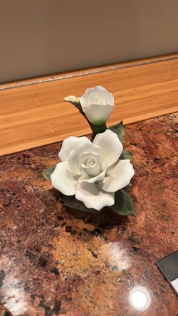Double rose figurine
