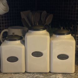 BEAUTIFUL CANISTERS SET  ( My Location  is 24 Ave And Vanburen )