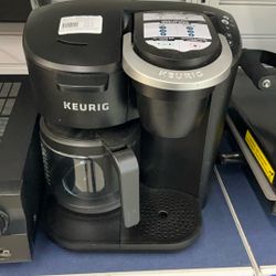 KEURIG COFFE POT/PODS
