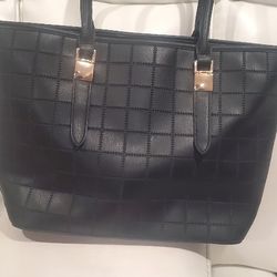 Large tote bag in black synthetic leather with a geometric quilted pattern