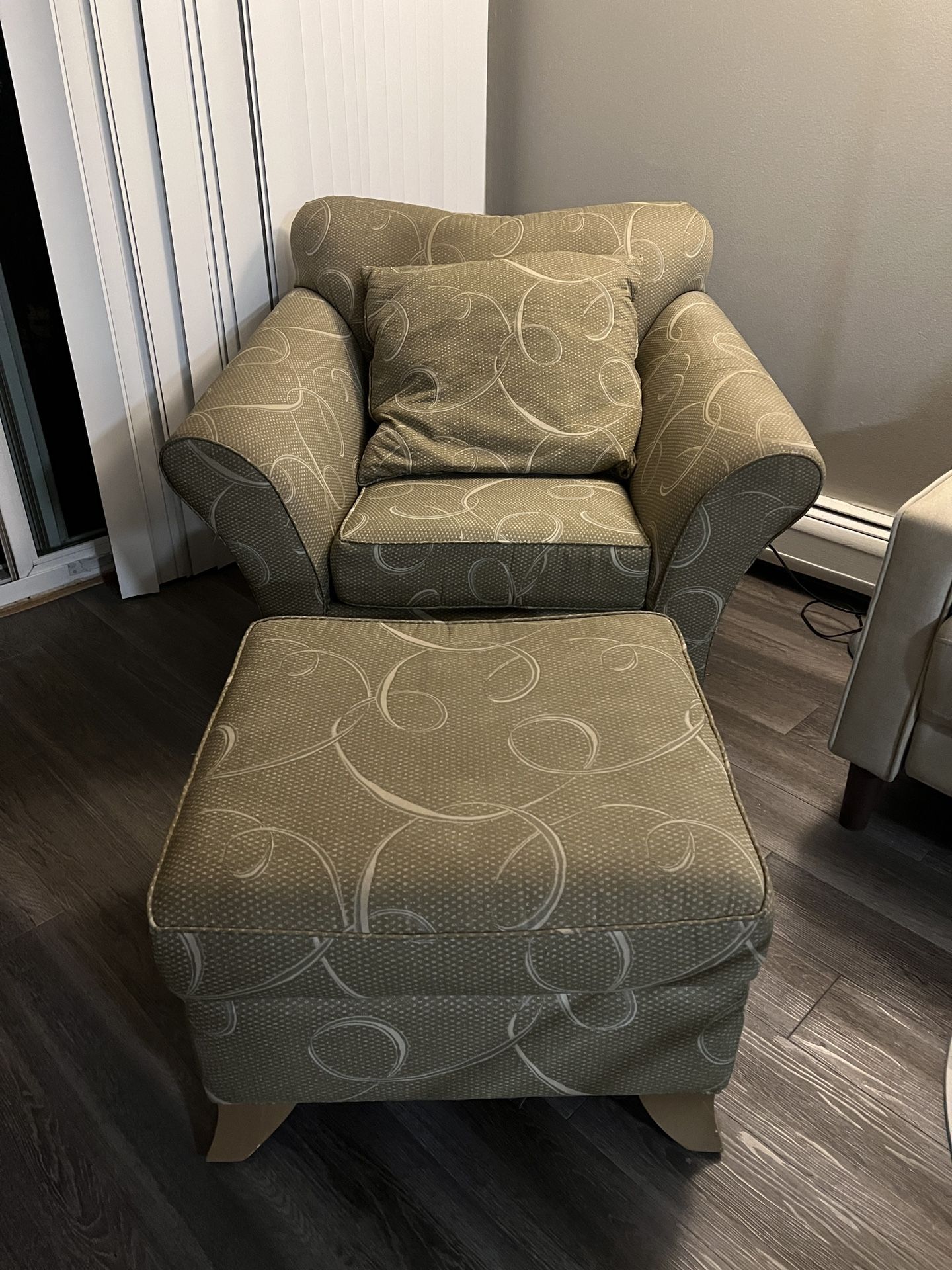 Chair and ottoman (CARTER)