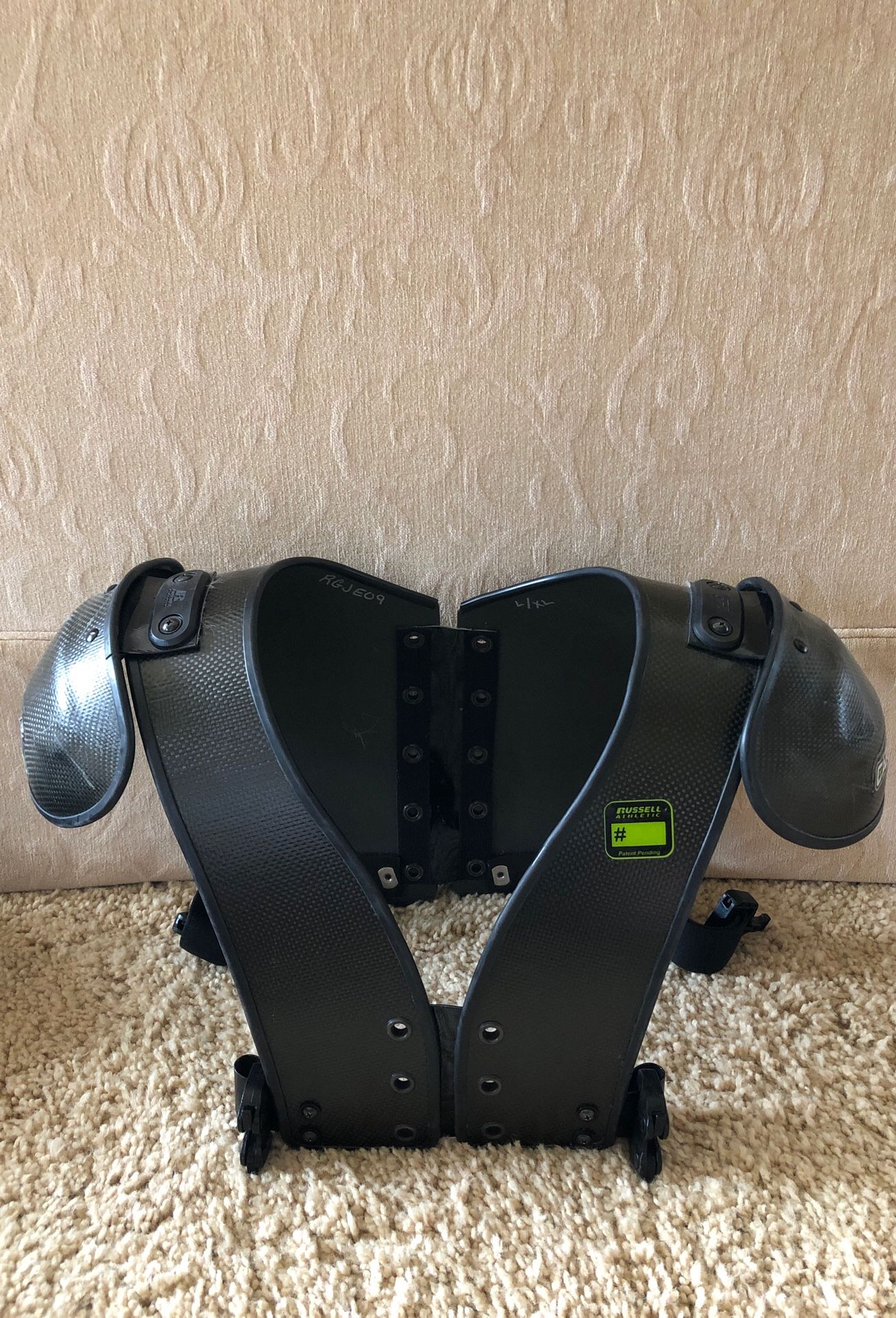 Men’s Carbon Tek Varsity Shoulder Pads