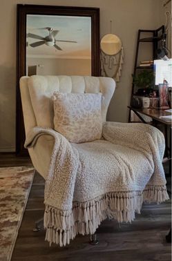 BEAUTIFUL TUFTED SWIVEL CHAIR